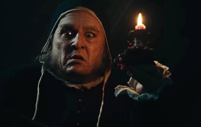 Johnny Depp, acosado por inquietantes visiones en el nuevo tráiler de Scrooge y los fantasmas de la Navidad
