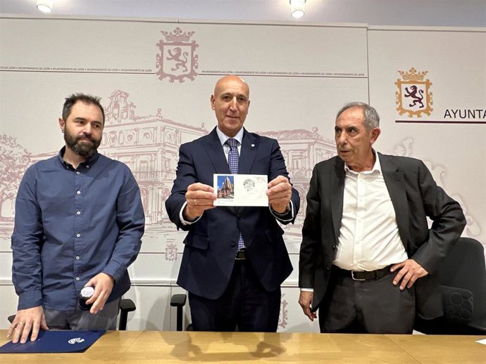 El alcalde de León, José Antonio Diez (centro), en la presentación del conjunto filatélico dedicado a Las Cantaderas.