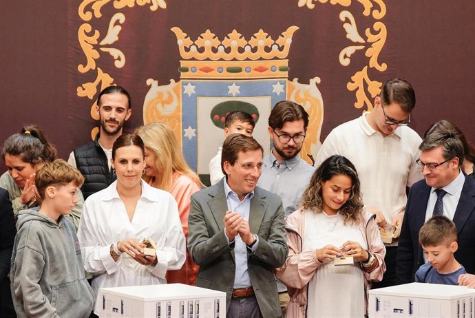 El alcalde de Madrid, José Luis Martínez-Almeida, ha entregado las llaves de la vivienda asequible número 5.000