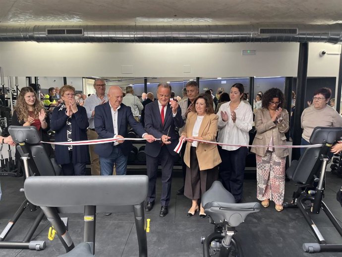 Las  instalaciones están equipadas con aparatos de cardio y tonificación guiada y libre y con una sala polivalente con material de musculación.