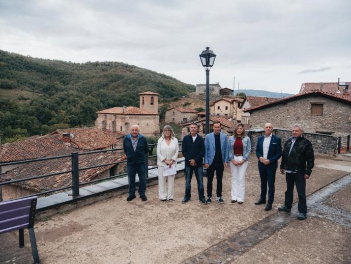 Política Local financia el 90% de la ejecución de un espacio cubierto en Gallinero de Cameros para vehículos y material