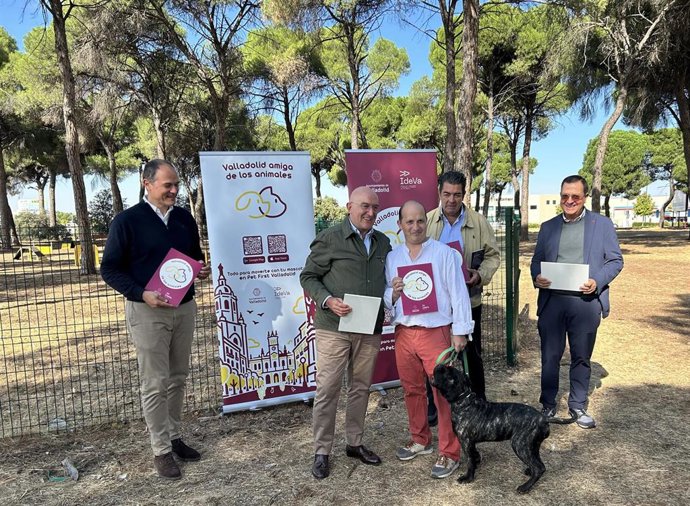 El alcalde de Valladolid, Jesús Julio Carnero, acompañado por concejales y por el director de Ideva, entrega un distintivo a uno de los colaboradores en el programa 'Valladolid Ciudad Amiga de los Animales'.