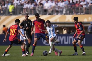 Archivo - Julian Alvarez of Argentina and Rodri Hernandez of Spain compete for the ball during the FIFA World Cup 2026 Final match between Spain and Argentina at New York New Jersey Stadium on July 19, 2026 in East Rutherford, United States.
