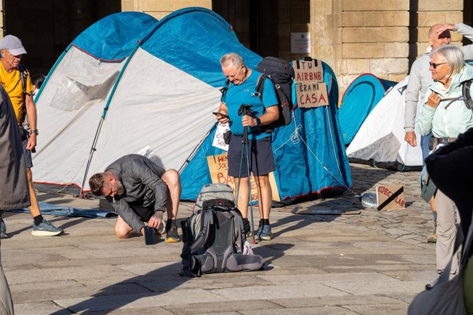 Varias persoas durante unha acampada pola vivenda, na praza do Obradoiro, a 1 de outubro de 2026, en Santiago de Compostela, A Coruña, Galicia (España). 