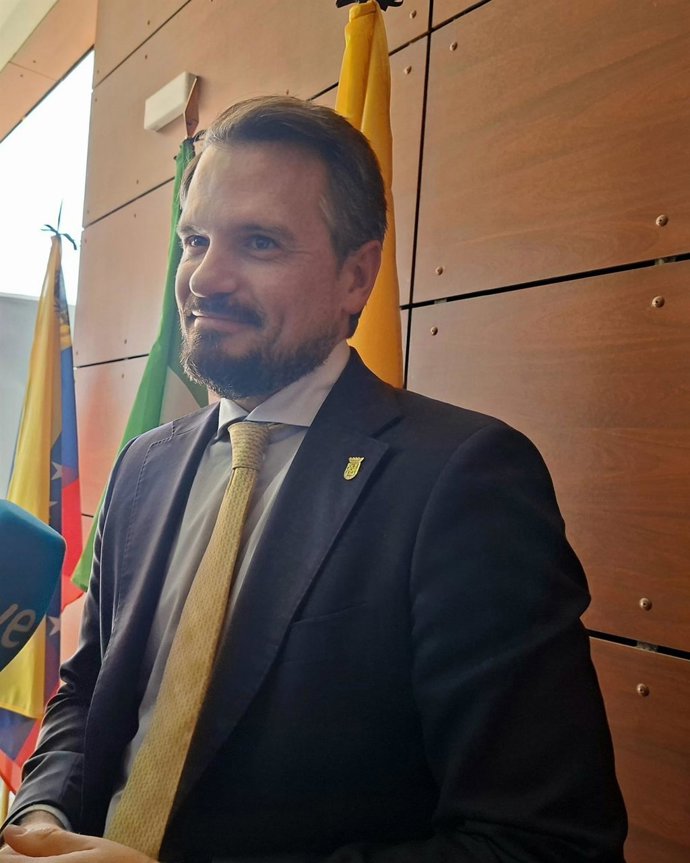 El vicepresidente y consejero de Presidencia, Coordinación de la Acción de Gobierno, Interior y Emergencias, Abel Bautista, en declaraciones a los medios en la presentación del I Recetario Mestizo de Extremadura y América
