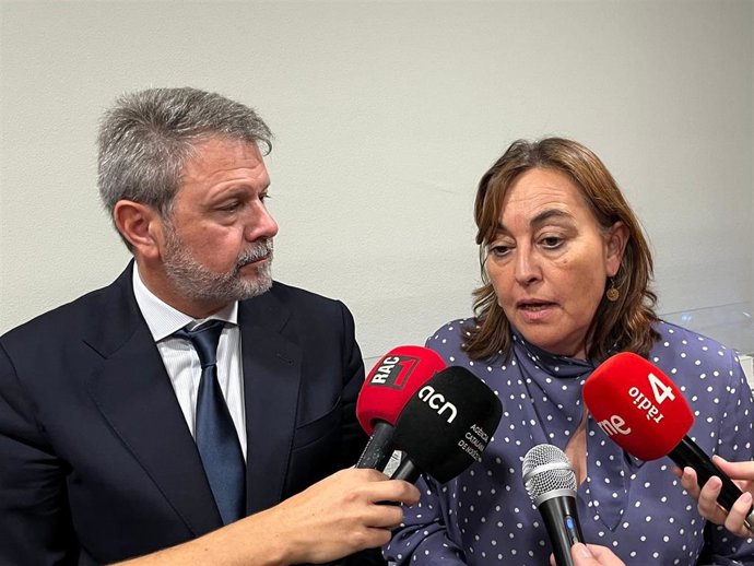 El secretario de Estado de Transportes, José Antonio Santano, y la consellera de Territorio de la Generalitat, Sílvia Paneque, en declaraciones a los medios este viernes después de visitar el Centro de Control de Adif en la estación de França de Barcelona