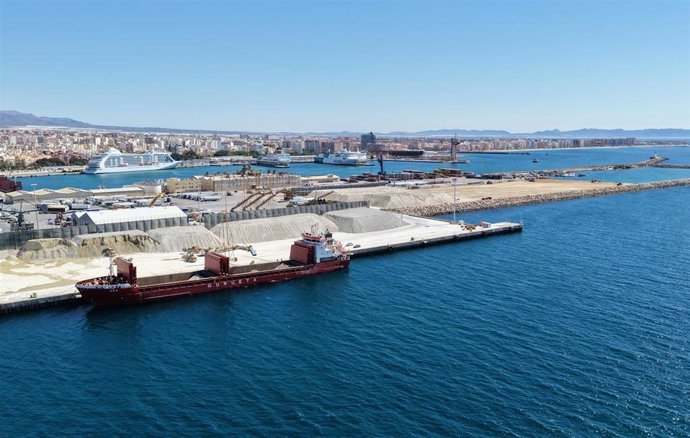 Muelle de Pechina en el Puerto de Almería.