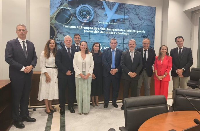 De izquierda a derecha: Miguel Benedicto Solsona, Mariana García Fernández de Mesa, Julio Facal, Alicia Gómez Alapont, César Gutiérrez, M. Dolores Serrano, Iván Méndez, José Ramón Couso, Juan Carlos Alfonso Rubio, María Pardo de Vera, Carlos Ulecia.