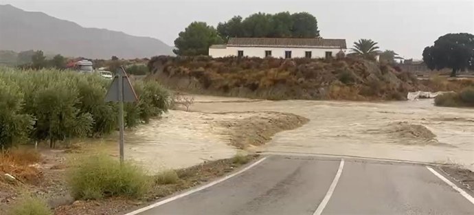 Carretera cortada al tráfico por inundaciones en Cuevas del Almanzora (Almería).