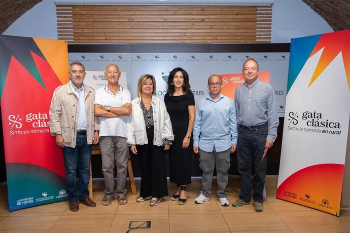 Foto de familia de la presentación del Festival Gata Clásica de Otoño