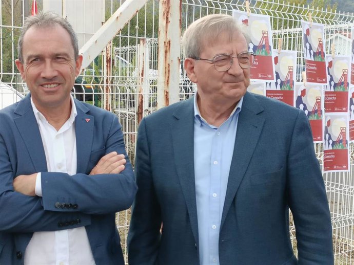 El secretario de Estado de Memoria Democrática, Fernando Martínez (dcha), junto al consejero de Vivienda del Principado, Ovidio Zapico, antes de participar en el acto de homenaje y develación de la placa Mina La Camocha (Gijón).