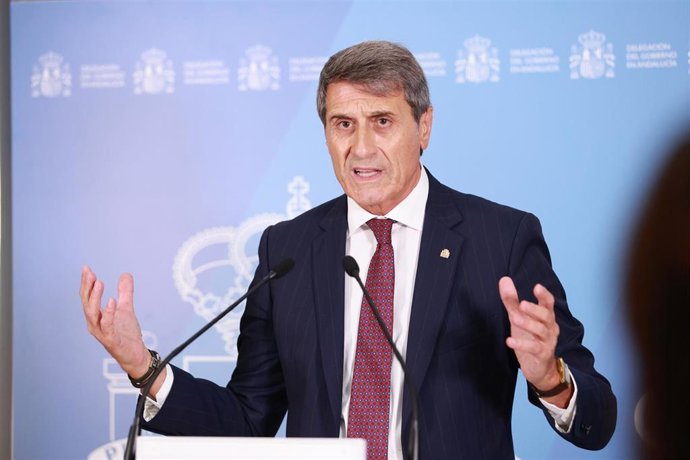 El delegado del Gobierno de España en Andalucía, Pedro Fernández, atiende a los medios tras la reunión de la MECO del V Plan Especial de Seguridad del Campo de Gibraltar. A 29 de septiembre de 2026, en Sevilla (Foto de archivo).