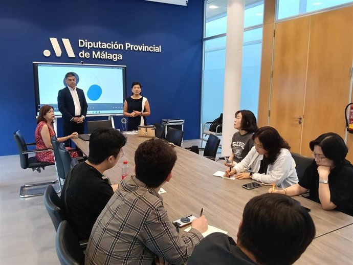 Visita de una treintena de miembros del Instituto de Desarrollo de Recursos Humanos del Estado de Jenbouk, en Corea del Sur, a la Diputación de Málaga.