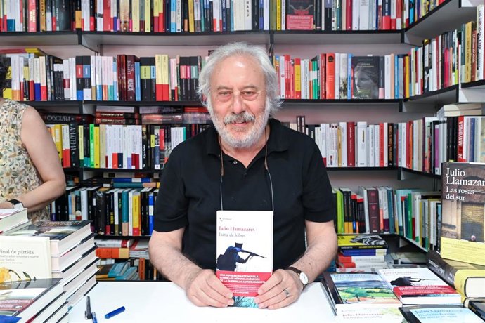 Archivo - El escritor Julio Llamazares durante la segunda jornada de la 85ª edición de la Feria del Libro de Madrid, en el Parque del Retiro, a 30 de mayo de 2026, en Madrid (España). 