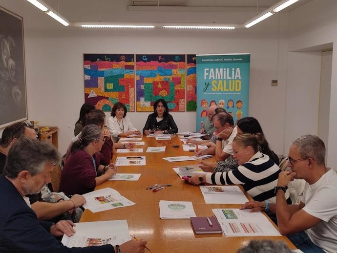 El Ayuntamiento presenta a las AMPAS el programa 'Familia y Salud' para el curso 2026-2027