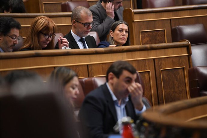Archivo - Arquivo - O deputado do Junts, Josep Maria Crusset, e a porta-voz do Junts no Congresso, Miriam Nogueras, durante uma sessão plenária no Congresso dos Deputados, em 7 de maio de 2025, em Madri (Espanha). O presidente do Governo comparece no Co