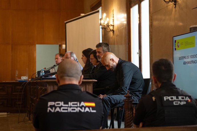 El acusado, cabizbajo y vestido de negro, junto a su abogado en la Audiencia Provincial.