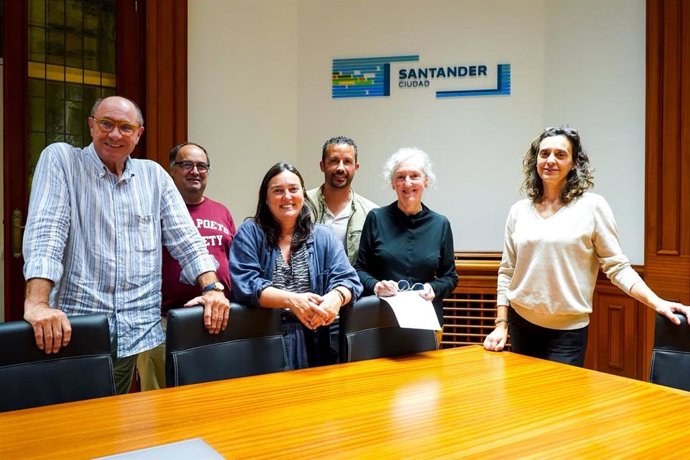 El jurado del Premio Internacional de Poesía Alegría de Santander tras el fallo.
