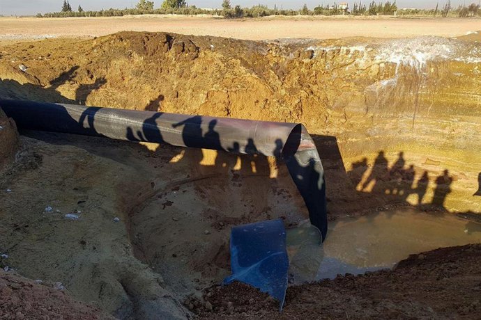 Archivo - Arquivo - FOTO DE DIVULGAÇÃO - 24 de agosto de 2020, Síria, Rif-Dimashq: Uma foto fornecida pela Agência de Notícias Árabe Síria (SANA) em 24 de agosto de 2020 mostra um gasoduto danificado que foi atingido por uma explosão na madrugada desta se