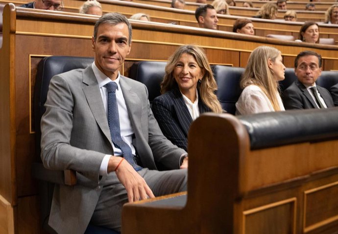 (I-D) El presidente del Gobierno, Pedro Sánchez; la vicepresidenta segunda, Yolanda Díaz, y la vicepresidenta tercera, Sara Aagesen, durante una sesión plenaria, en el Congreso de los Diputados, a 2 de octubre de 2026, en Madrid (España). 