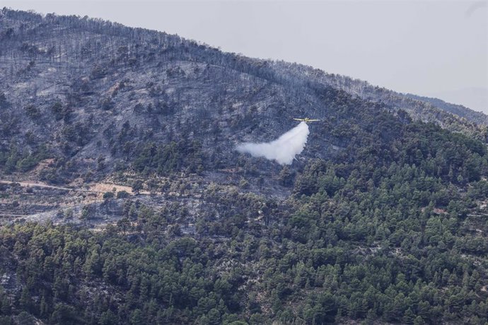 Un avión trabaja en las labores de extinción del incendio forestal, a 16 de septiembre de 2026, en Tuéjar, Valencia, Comunidad Valenciana (España). 