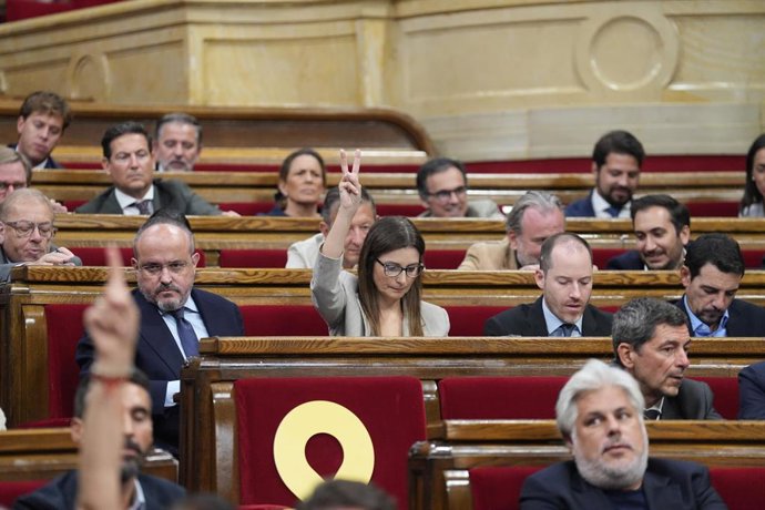 El presidente del PP, Alejandro Fernández; la portavoz, Lorena Roldán, y el secretario general, Juan Fernández, durante el Debate de Política General, a 1 de octubre de 2026, en el Parlament