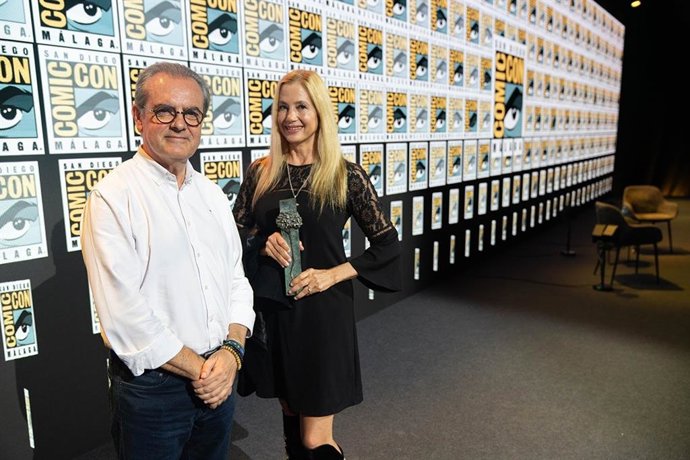 El director del Festival de Málaga, Juan Antonio Vigar, entrega una Biznaga de Honor a la actriz Mira Sorvino en el marco de la San Diego Comic Con Málaga.