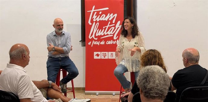 La candidata a la presidencia del Consell de Mallorca, Amanda Fernández, y el portavoz socialista en Sóller, Jaume Mateu, se reúnen con militantes y simpatizantes del PSIB en Sóller.