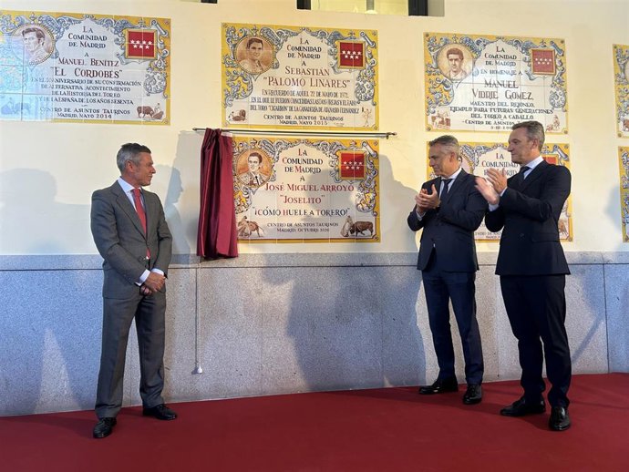 El consejero de Medio Ambiente, Agricultura e Interior, Carlos Novillo, descubre el azulejo en honor a 'Joselito' en Las Ventas