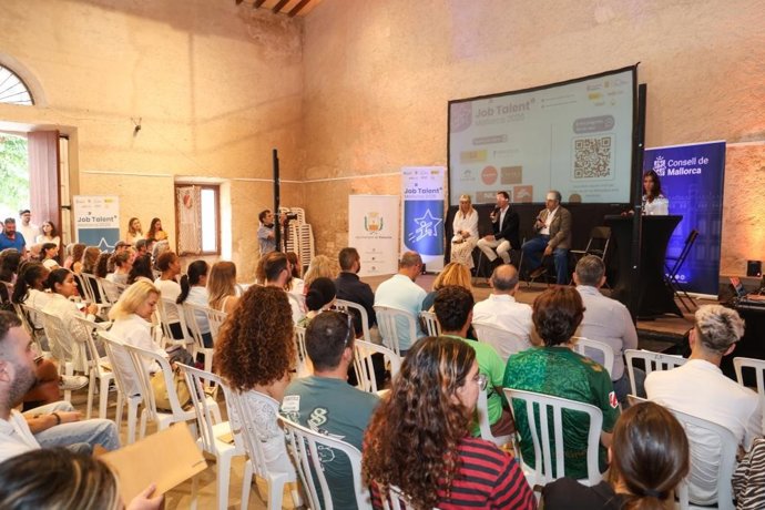 Un centenar de jóvenes participan en la feria de empleo Job Talent Mallorca