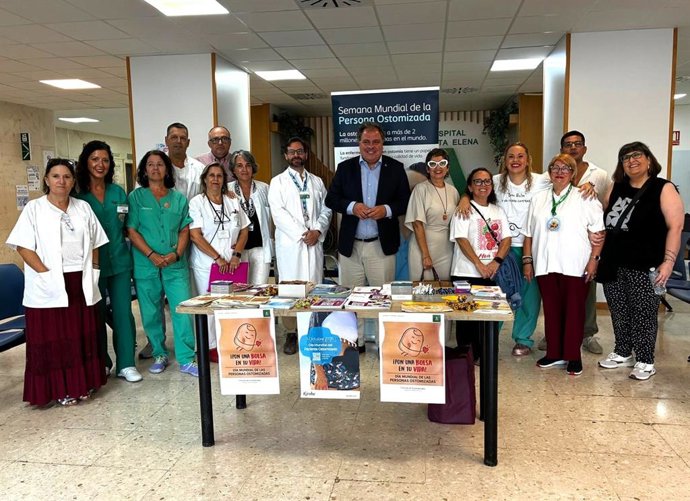El delegado de Salud en Huelva, Juan Carlos Duarte, este viernes en la mesa informativa en la entrada del Hospital Infanta Elena.