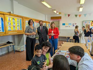 El delegado del Gobierno andaluz en Granada, Antonio Granados, la delegada territoriale de Salud y Consumo, Teresa Illescas, y de Educación, María José Martín, visitan el CEIP Parque de las Infantas.