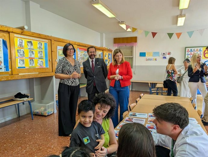 El delegado del Gobierno andaluz en Granada, Antonio Granados, la delegada territoriale de Salud y Consumo, Teresa Illescas, y de Educación, María José Martín, visitan el CEIP Parque de las Infantas.