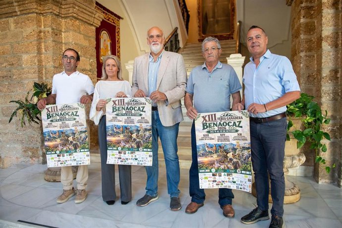 El vicepresidente segundo de la Diputación y responsable del Área de Transición Ecológica, Javier Vidal, la alcaldesa de Benaocaz, Olivia Venegas, y el presidente de la Asociación de Ganaderos de Benaocaz, Miguel Ángel Mangana, presentan Feria Ganadera
