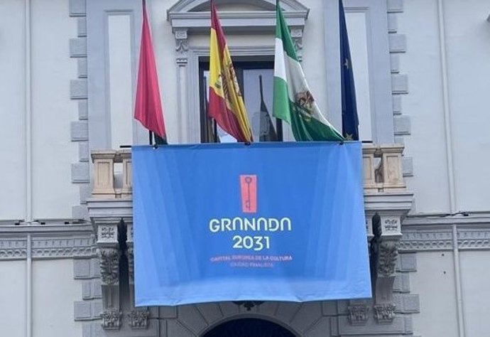 Bandera de la candidatura de la ciudad de Granada a la Capitalidad Europea de la Cultura 2031 en el balcón del Ayuntamiento de la capital.