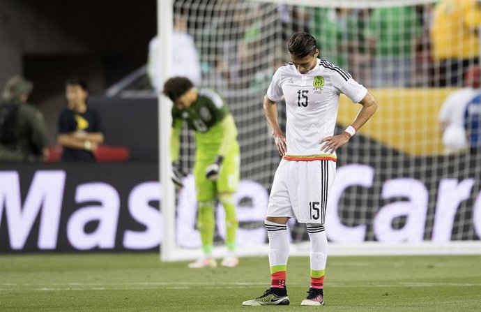 Futbol, Mexico v Chile. Copa America Centenario 2016. Los jugadores de la selecciÛn mexicana se lamentan tras perder el partido contra Chile por cuartos de final de la Copa Centenario disputado en el estadio Levi's de Santa Clara, Estados