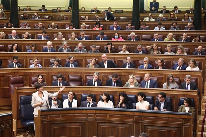 La ministra de Vivienda y Agenda Urbana, Isabel Rodríguez, interviene durante una sesión plenaria.