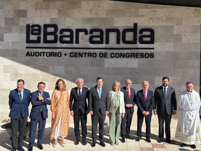 Foto de familia en la inauguración del nuevo edificio cultura y polivalente de Baltanás (Palencia).