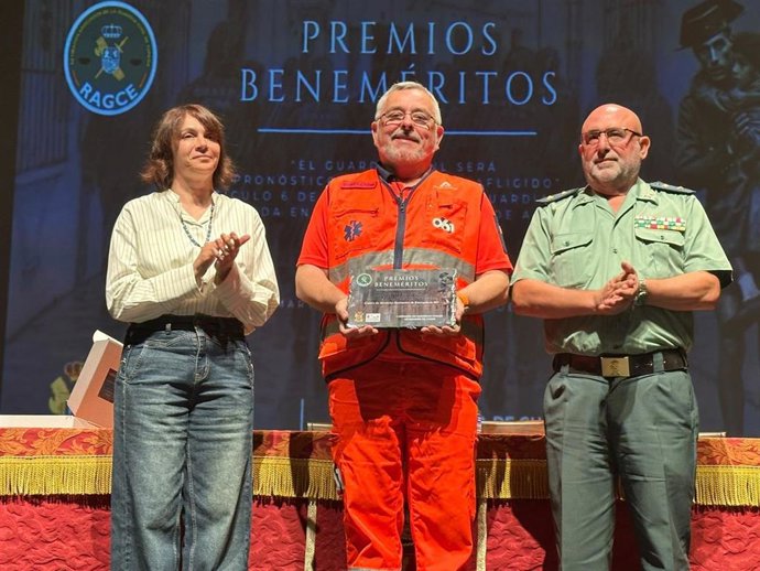 El director provincial del Centro de Emergencias Sanitarias 061 en Cádiz recogiendo el premio otorgado por la Guardia Civil.