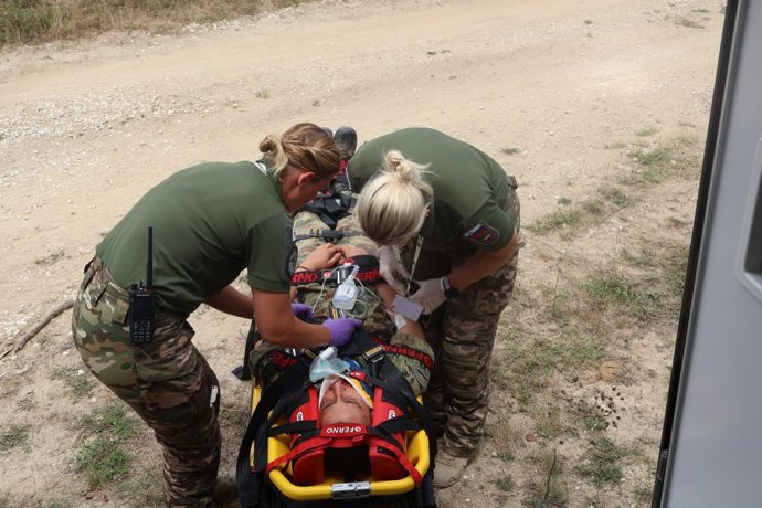 Operarios de la Fuerza Médica de los Balcanes (BMTF, por sus siglas en inglés) en un ejercicio.