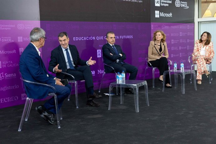 El conselleiro de Educación, Ciencia, Universidades e FP, Román Rodríguez, en la clausura del I Foro Europeo EducaIA