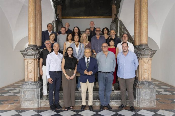 El presidente de la Diputación de Córdoba, Salvador Fuentes, en la foto de familia del Encuentro Europeo de Ciudades de la Cerámica.