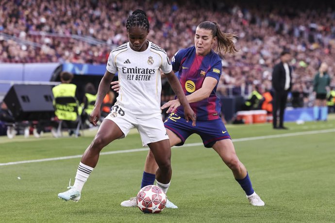 Archivo - Arquivo - Linda Lizeth Caicedo Alegria, do Real Madrid CF, e Patricia Guijarro Gutierrez, do FC Barcelona, disputam a bola durante a segunda partida das quartas de final da Liga dos Campeões Feminina da UEFA 2025/26, partida de futebol disputada