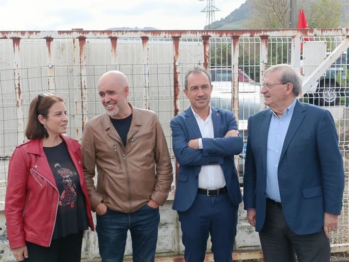 La delegada del Gobierno de España en Asturias, Adriana Lastra, el secretario general de CCOO, Unai Sordo, el consejero de Ordenación del Territorio, Ovidio Zapico,  y el secretario de Estado de Memoria Democrática, Fernando Martínez, en mina La Camocha.