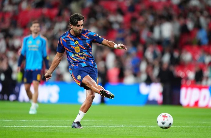 Ferran Torres durante el calentamiento del Inglaterra-España de la Liga de Naciones 26-27