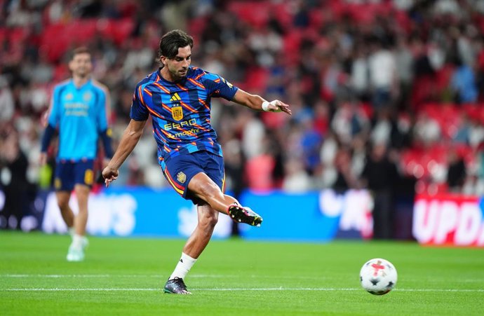 26 September 2026, United Kingdom, London: Spain's Ferran Torres warms up ahead of the UEFA Nations League group A3 soccer match between England and Spain at Wembley Stadium. Photo: Bradley Collyer/PA Wire/dpa