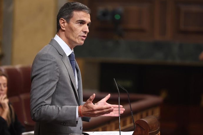 O presidente do Governo, Pedro Sánchez, discursa durante uma sessão plenária no Congresso dos Deputados, em 2 de outubro de 2026, em Madri (Espanha). O Congresso vota hoje a ratificação ou revogação dos dois Decretos Reais relativos à habitação