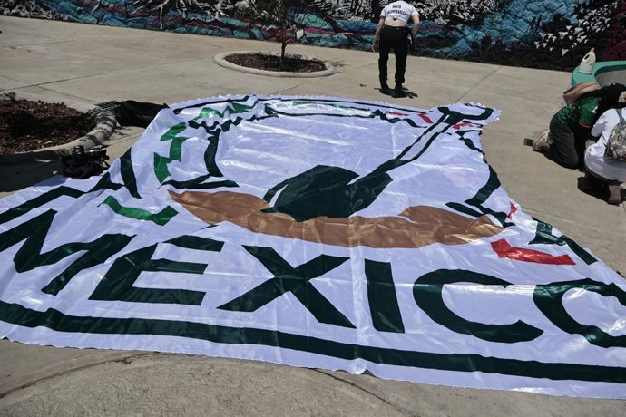 Archivo - May 30, 2026, Mexico City, Cdmx, Mexico: Around Mexico City Stadium Groups and families searching for missing persons 