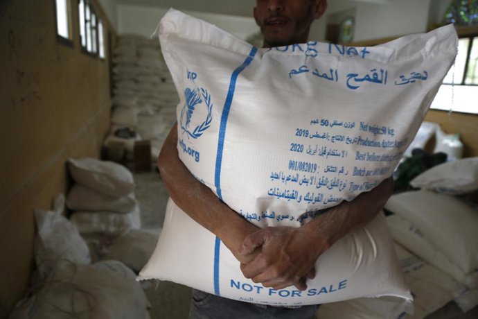 Archivo - YEMEN, Oct. 18, 2019  A Yemeni conflict-affected man carries food received from the World Food Programme (WFP) at a distributing center in Sanaa, Yemen, on Oct. 18, 2019. A WFP official on Tuesday said in Geneva that more than 800 million people