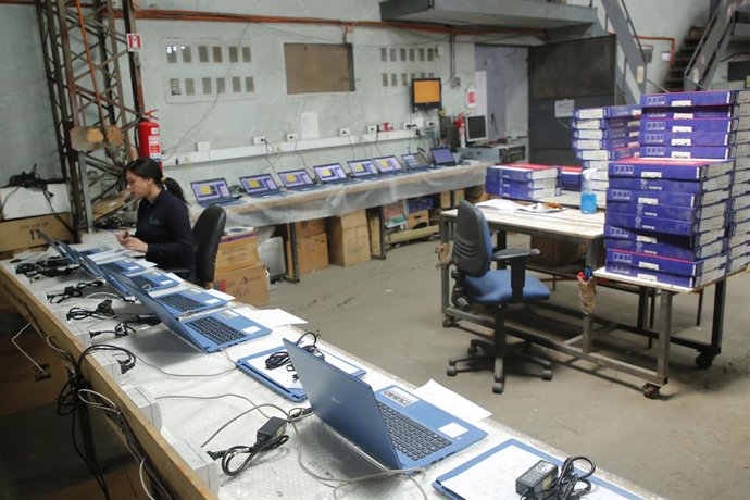 Santiago,16 noviembre 2022. Firma de convenio entre Junaeb y Chilenter, que permitirá fortalecer la alianza entre ambas instituciones y generar nuevas formas de colaboración. “Entrega Especial Becas TIC” a estudiantes de 7° básico de establecimientos